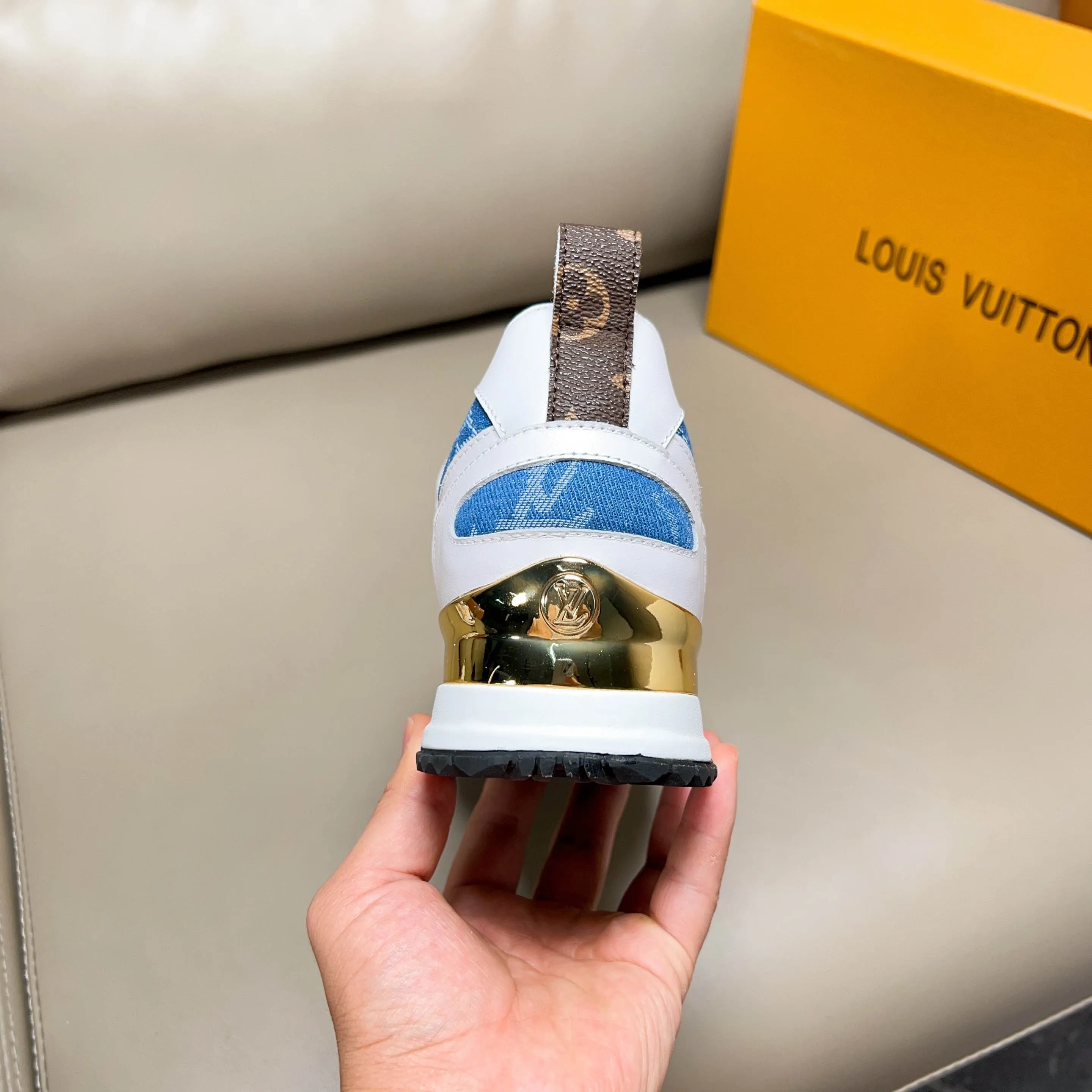 Factory price: 440💰【LV】Male and female couples model, sold simultaneously at counters, original classic 1:1 copy, original designer design, imported calf + sheepskin lining, L gold unique design on both sides, fashionable and trendy. 🔍🔍Original quality @ No pressure to enter and leave the counter at will, the original replica outsole is suitable for all kinds of travel, making it worth owning. Welcome all sellers to sell in the picture above. We can send one piece on behalf of you. Male size: 38-44 (can be customized to 45 sizes), female size: 35-39 (can be customized to 40 sizes)